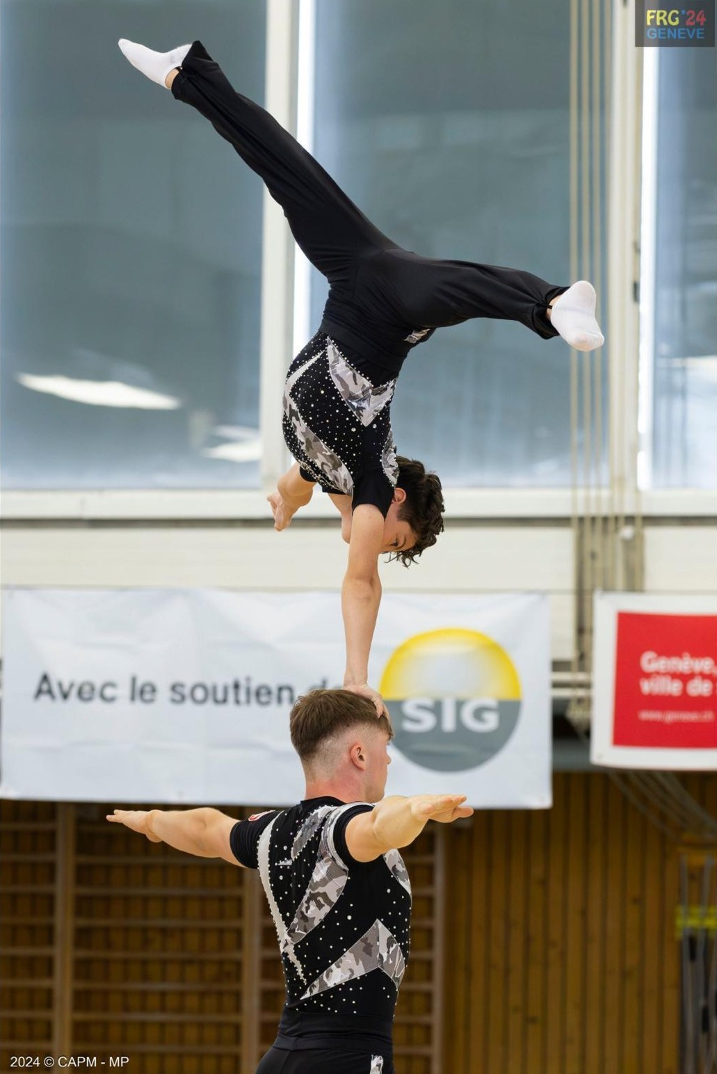 Pyramide acrobatique spectaculaire - Duo en équilibre vertical