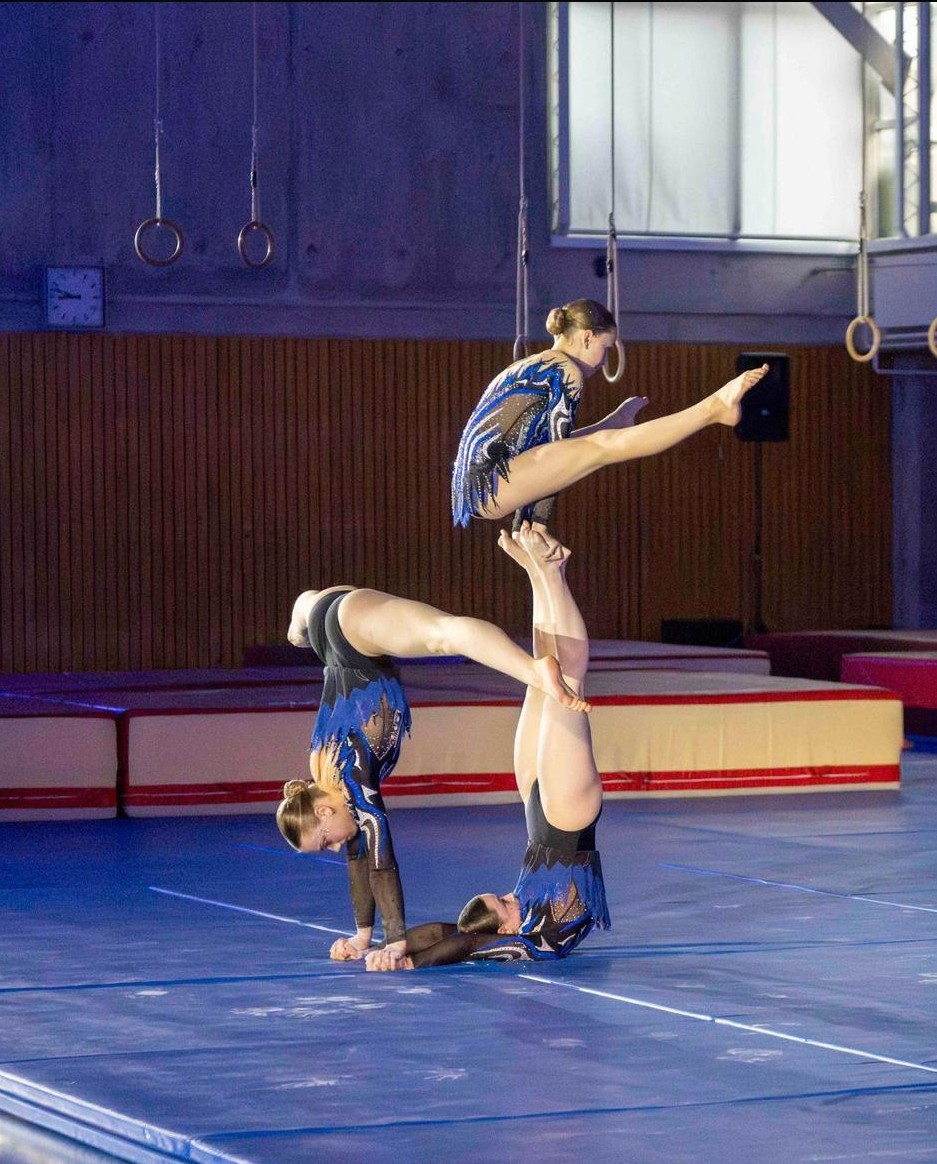 Performance artistique AcroGenève - Trio en pyramide